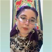 Estudiante universitaria dicta clases de historia